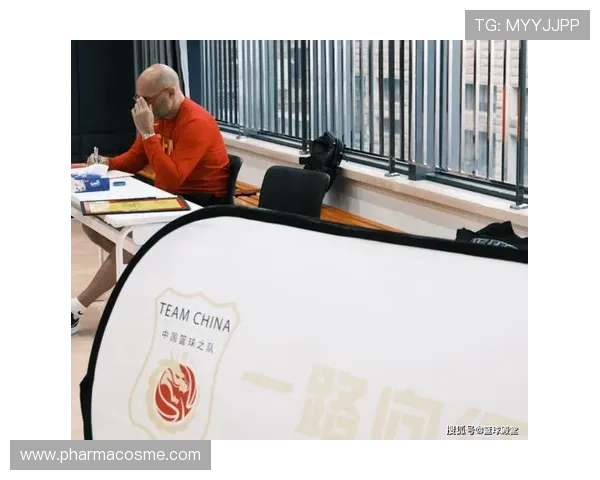 男篮回国众将喜笑颜开画面温馨